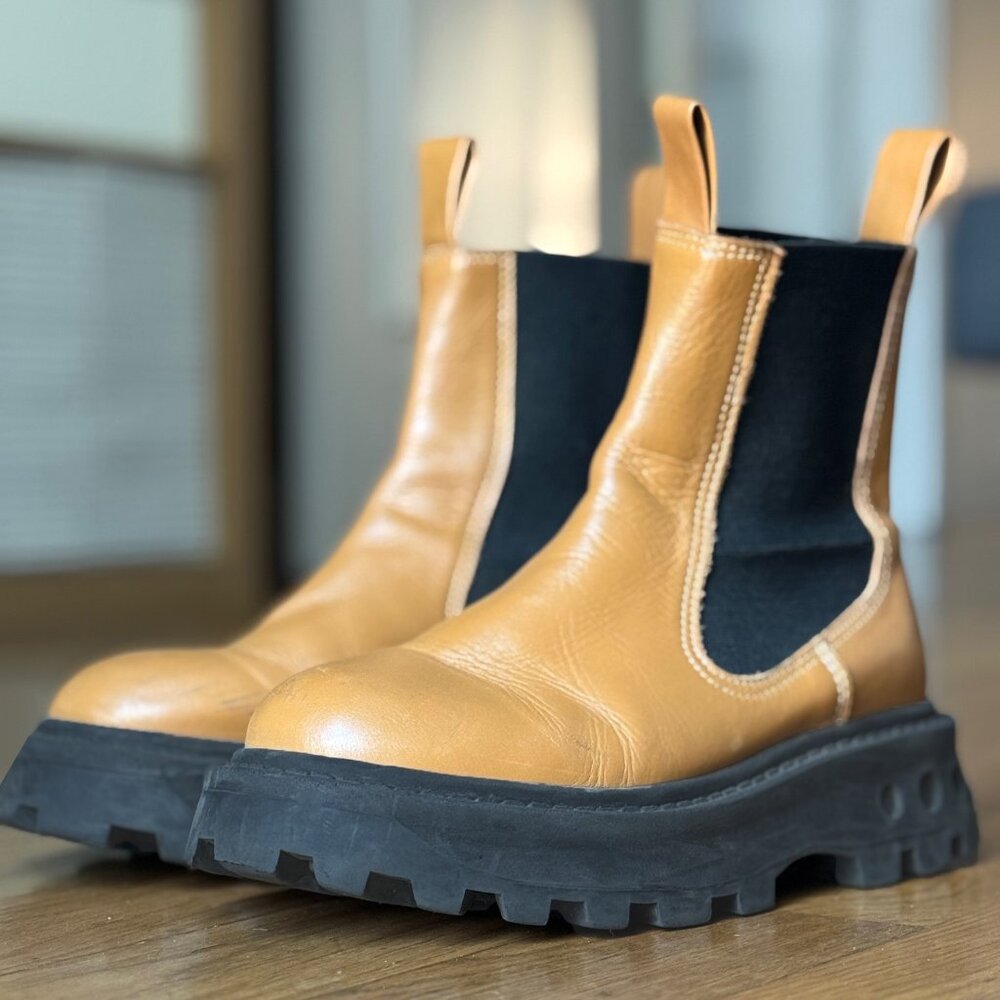 SIMON MILLER Scrambler Leather Platform Chelsea Boots In Toffee/Tan